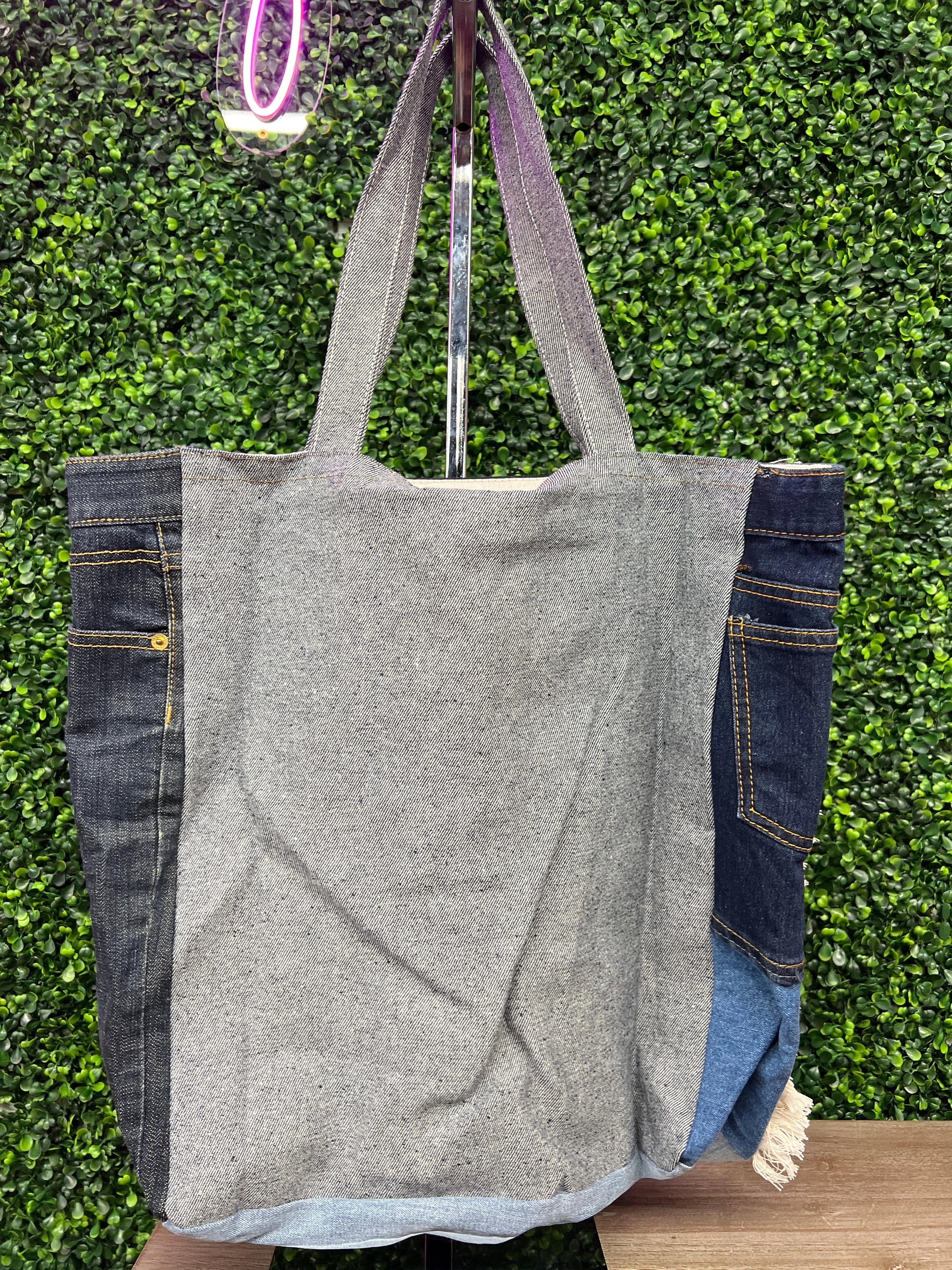 Stay Wide Black SquareBag